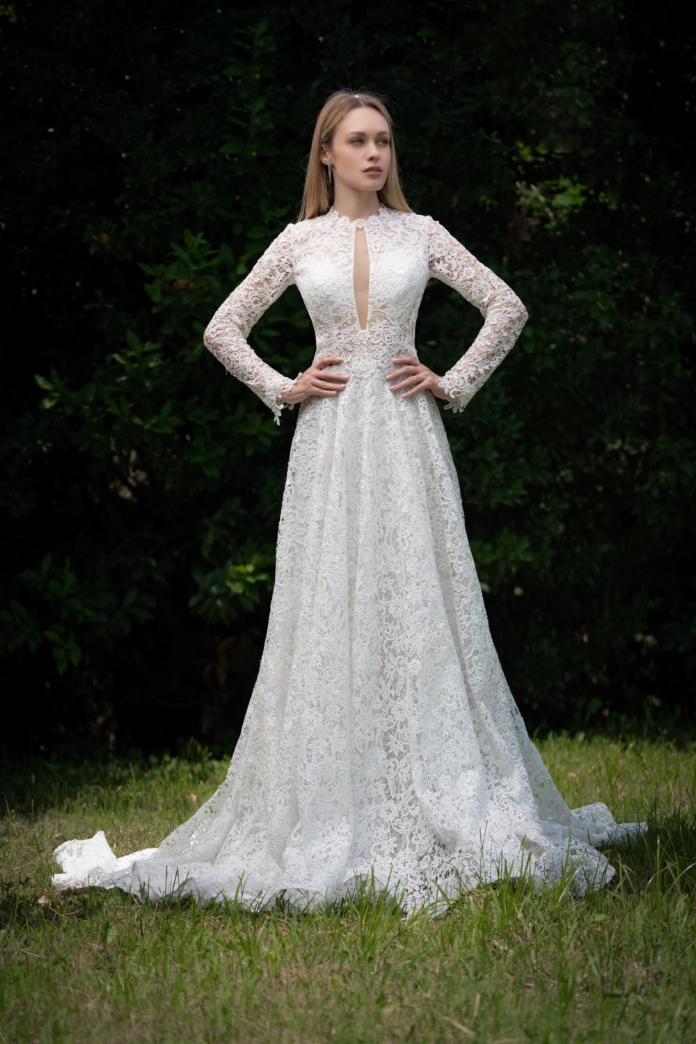 Abito da sposa Magnani Bridal Couture: elegantissimo abito in pizzo svasato - BC 231 